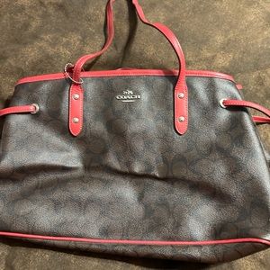 Coach shoulder bag in good condition.
